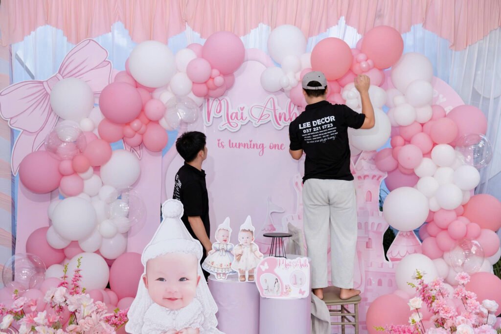 Thôi nôi bé Mai Anh — concept công chúa lâu đài hồng pastel