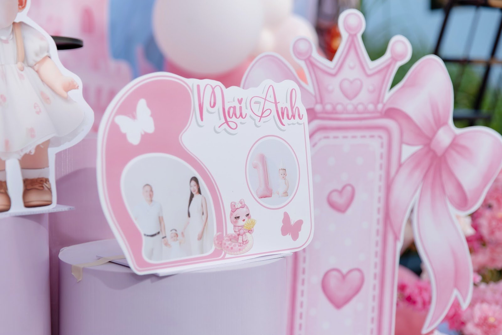 Bảng thông tin thôi nôi cắt hình nơ gắn vương miện, in ảnh gia đình và số 1 tuổi của bé