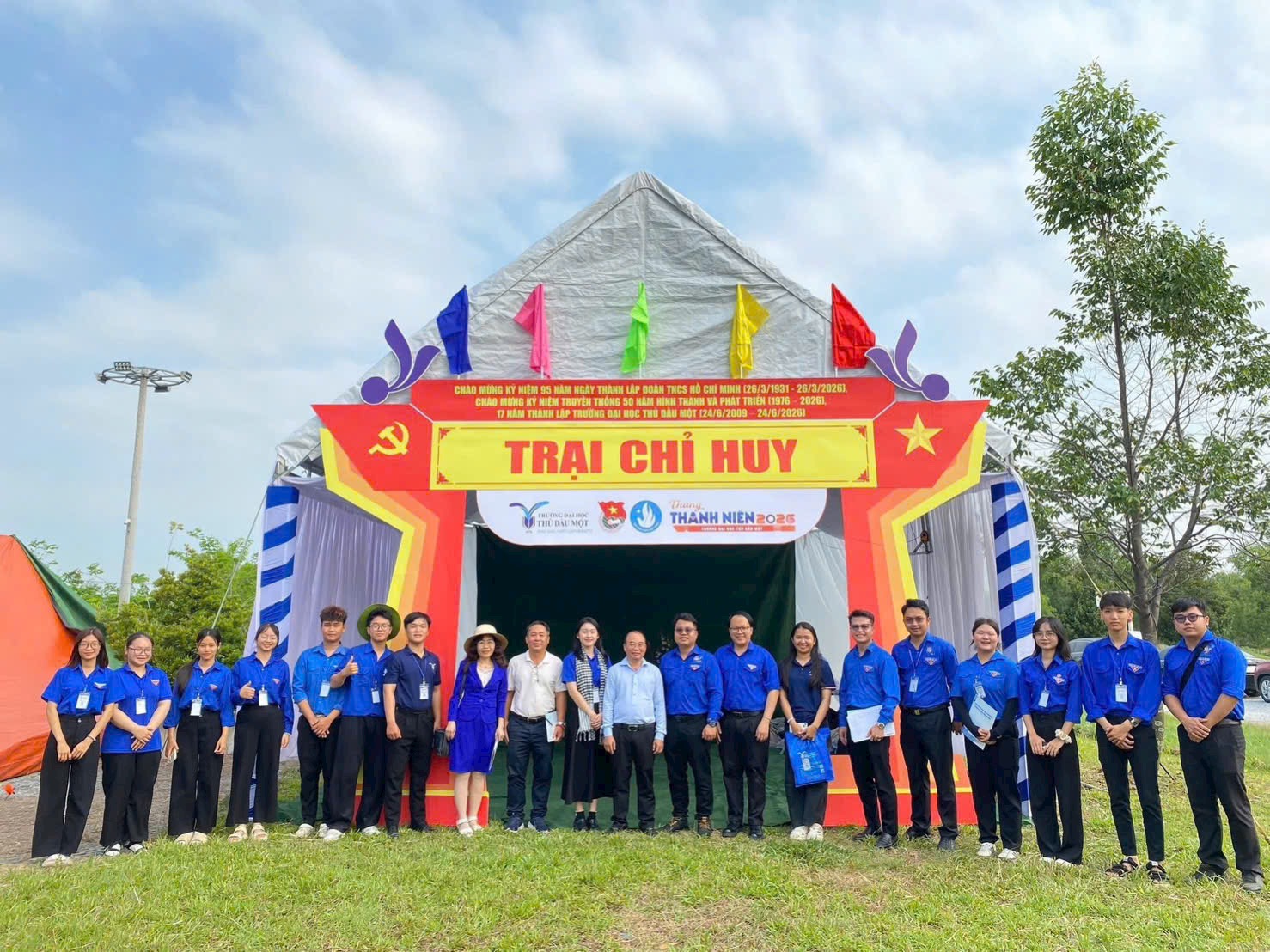Cổng trại chỉ huy Tháng Thanh niên tại Đại học Thủ Dầu Một, Bình Dương — kết cấu khung ngoài trời in bạt theo bản vẽ thiết kế riêng do Lee Decor 247 thi công