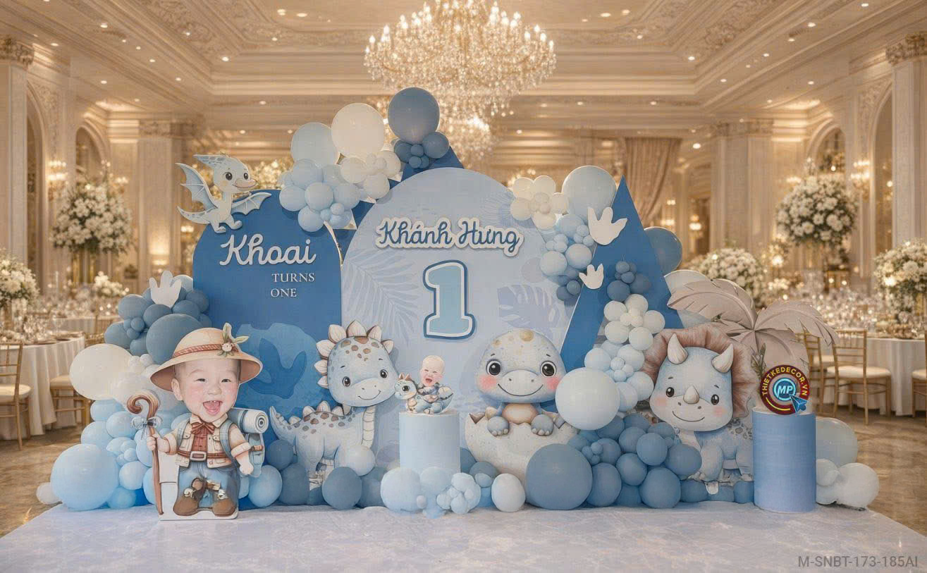 Trang trí tiệc sinh nhật, thôi nôi cho bé concept safari tông xanh tại sảnh tiệc nhà hàng ở Bình Dương — backdrop khổ lớn và cột bóng do Lee Decor 247 thi công