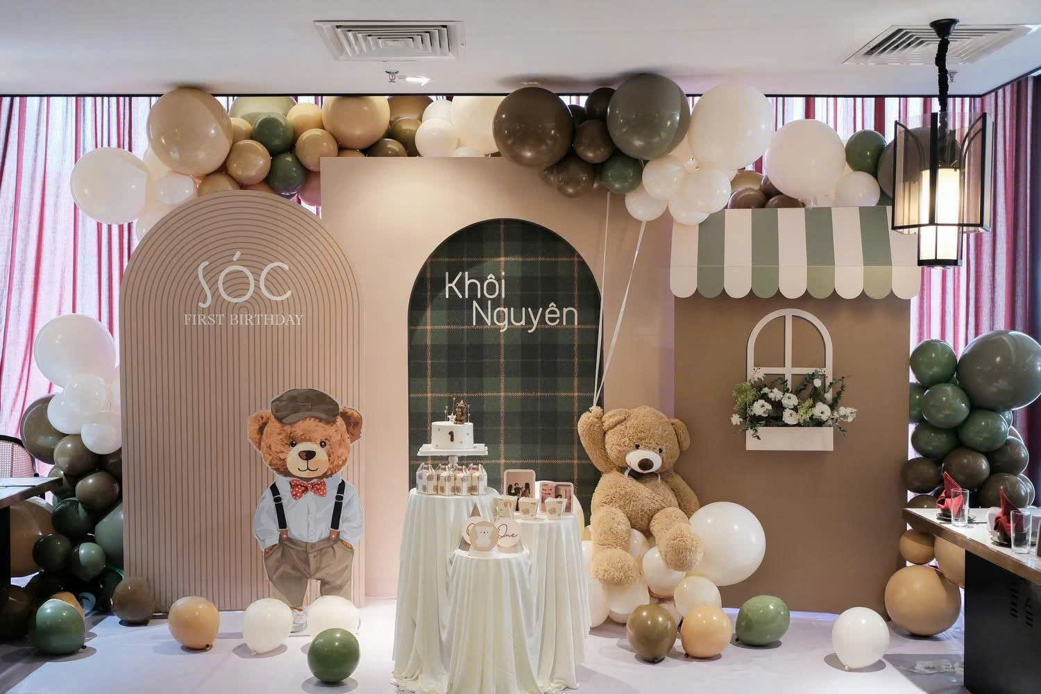 Trang trí thôi nôi cho bé concept gấu bông tông be – nâu tại Bình Dương — backdrop đôi, bàn bánh sinh nhật và bục decor do Lee Decor 247 thi công tận nơi